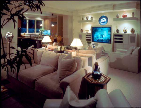 Atlanta 04 House Living Room With Big Screen Tv